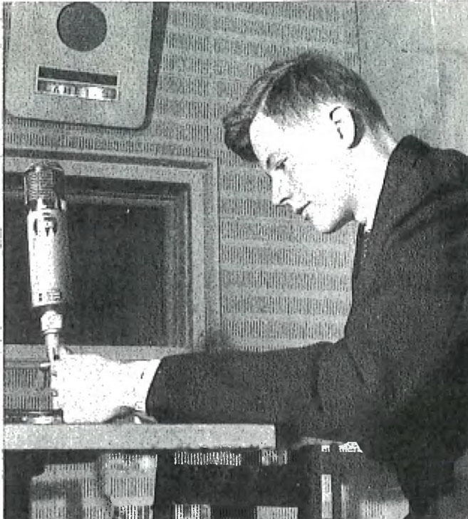 Kaarle Nordenstreng 16-vuotiaana nuorten ohjelmien selostajana Yleisradiossa. Hän istuu lähikuvassa studion pöydän ääressä mikrofoni edessään.