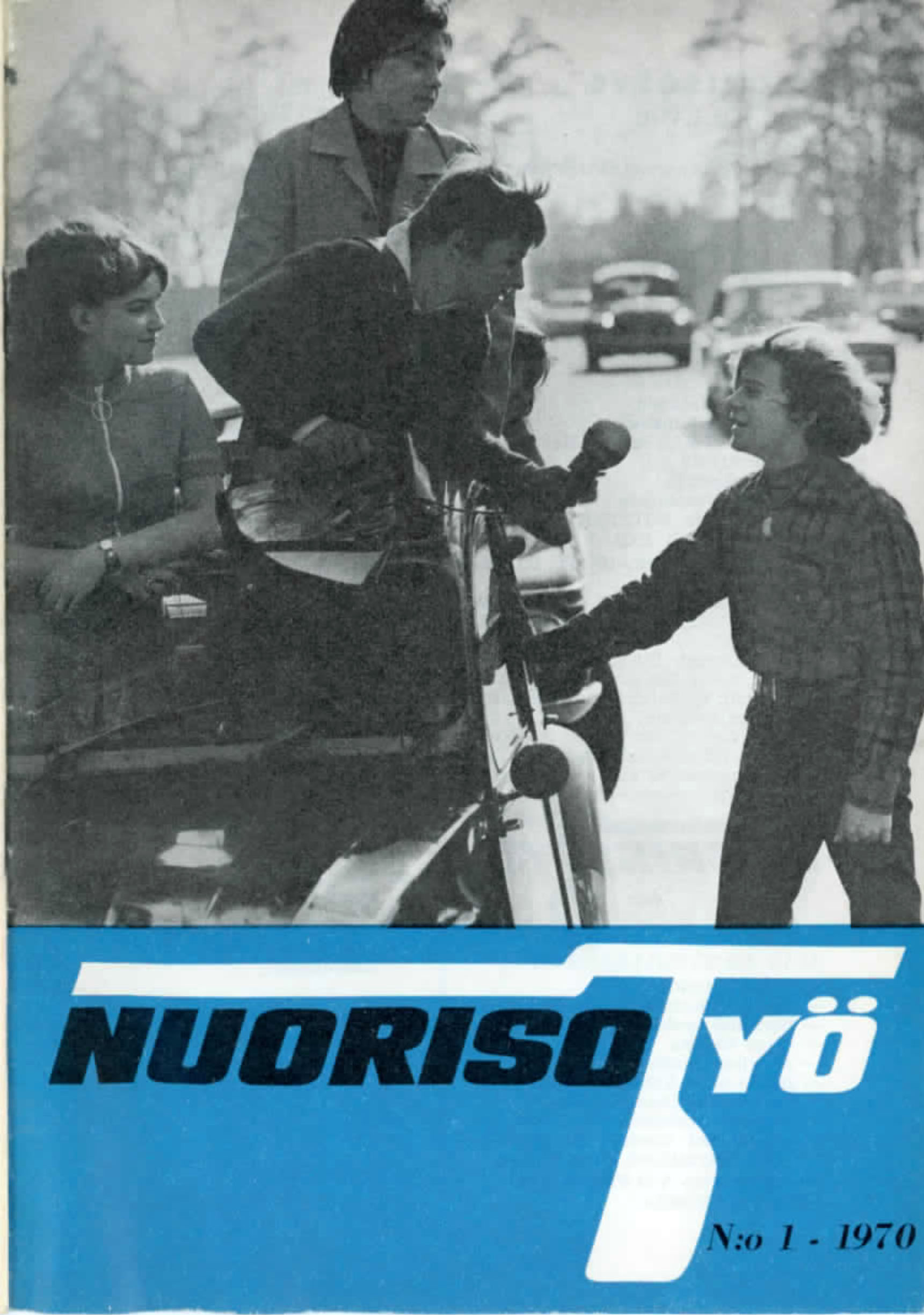 Nuorisotyölehden numeron 1, 1970 mustavalkoisessa kansikuvassa nuoret toimittajat haastattelevat nuorta kadulla Yleisradion nuorten ohjelmaan..