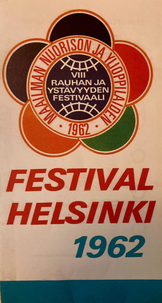 Esitteen kansi: Maailman nuorison ja ylioppilaiden VIII rauhan ja ystävyyden festivaali 1962 Helsinki. Tapahtuman logo on värikäs ja kukan muotoinen.