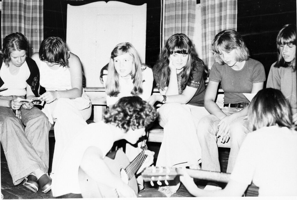 Nuoria Porista ja Saksan Bremerhavenista laulamassa ja soittamassa kitaraa koululaisvaihdon illanvietossa 1970-luvulla.