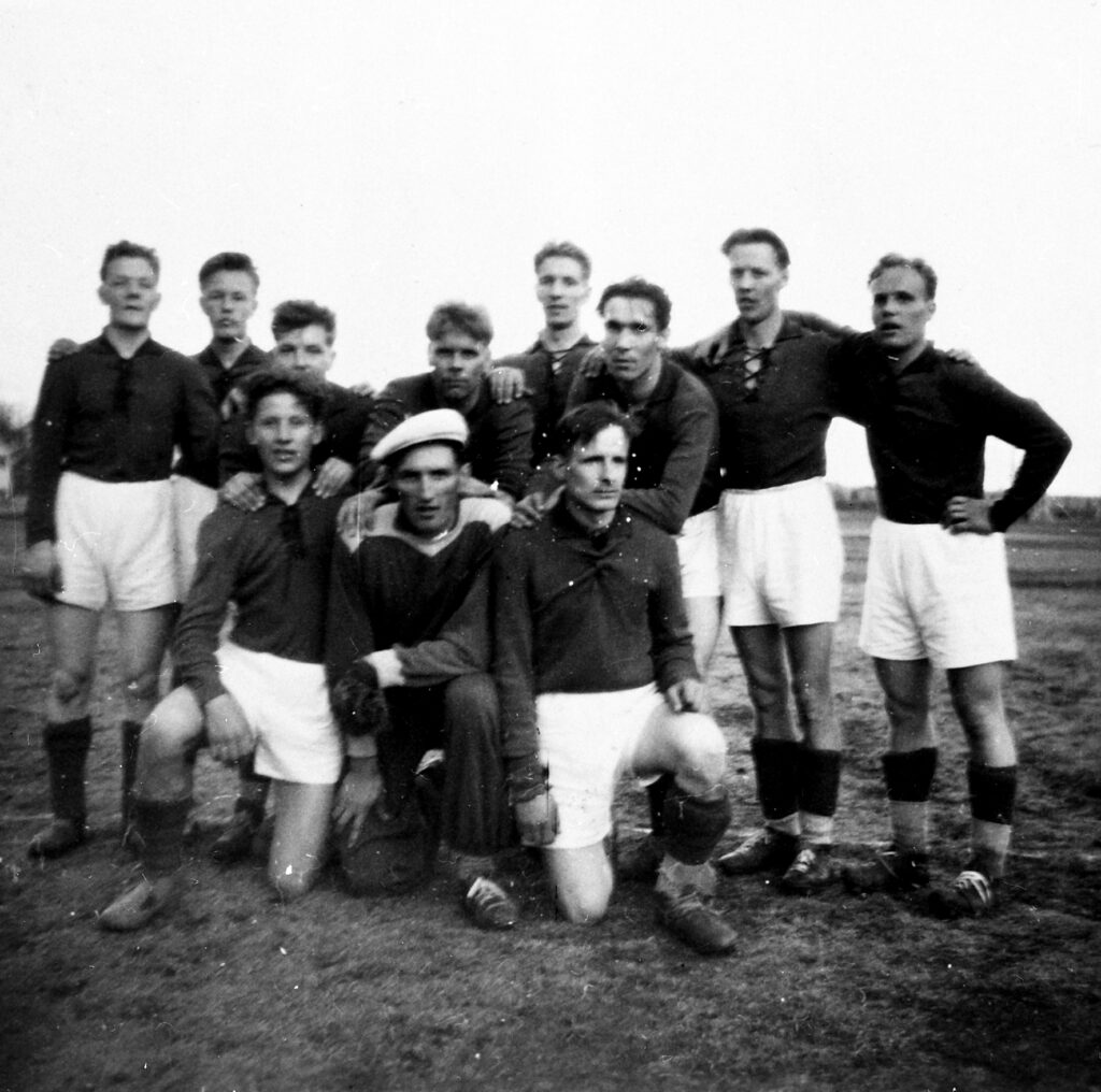 Turun Kisa-Veikkojen miesten jalkapallojoukkue ulkona ryhmäkuvassa vuonna 1951.