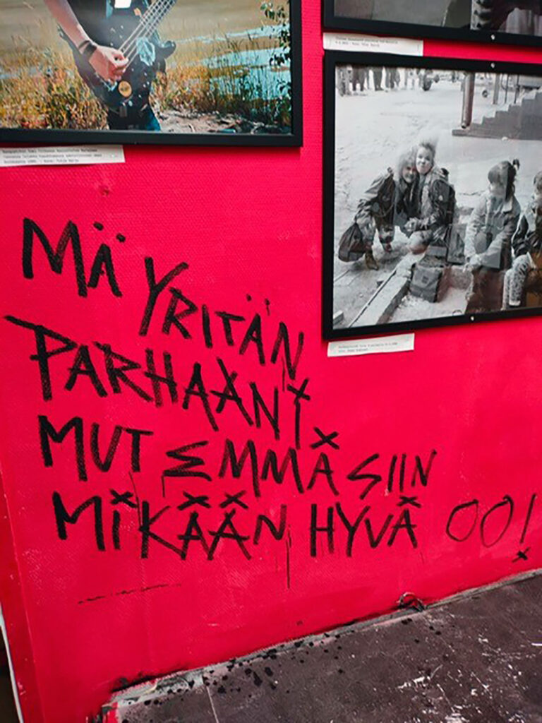 Turun Punkmuseon seinäkirjoitus: Mä yritän parhaani, mut emmä siin mikään hyvä oo!