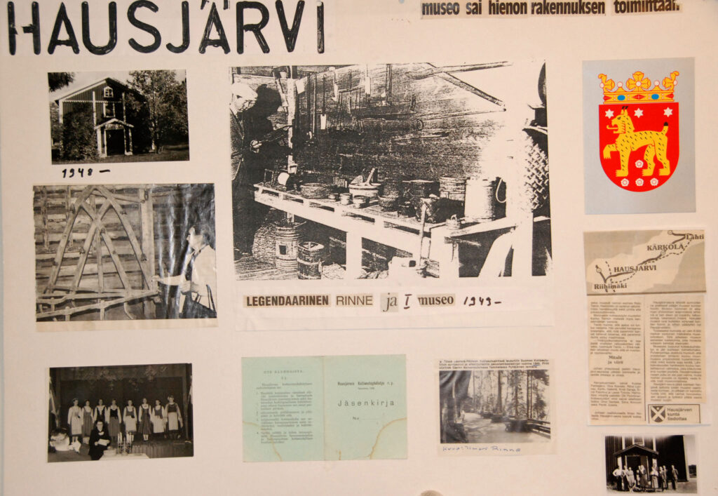 Ilmari Rinteen kokoama Hausjärvi-aiheinen seinäpaneeli hänen vuonna 1991 pitämäänsä näyttelyyn. Keskellä teksti: Legendaarinen Rinne ja I museo 1949-.