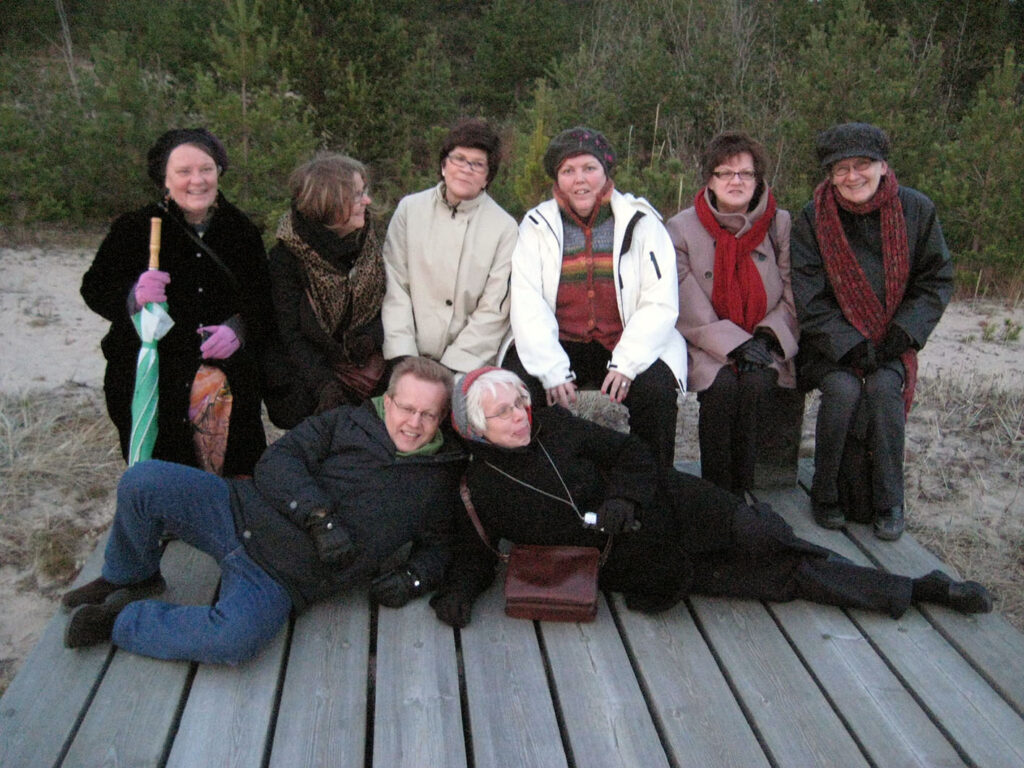 Kahdeksan nuorisotyön senioria ryhmäkuvassa Oulun Hailuodon rantahietikolla syksyllä 2008.