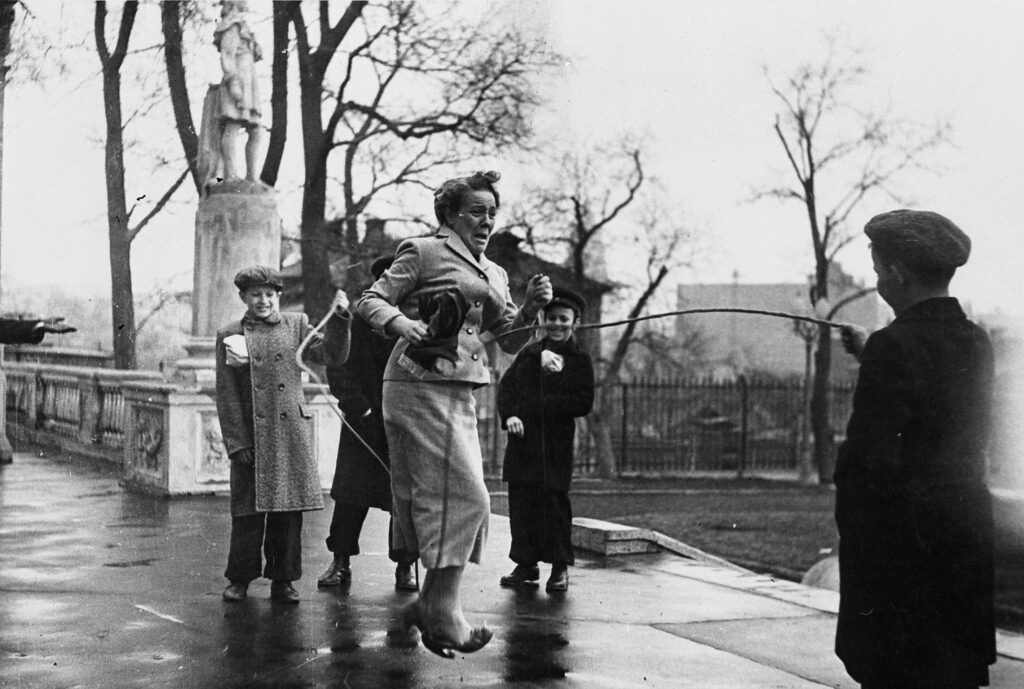 Finna: NUO9_014. Kerttu Varjo hyppäämässä narua Moskovassa 1957.