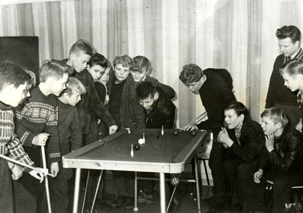 Turun Tapulikadun nuorisotalon kerhossa pelattiin keilabiljardia vuonna 1956. Mustavalkoinen kuva.