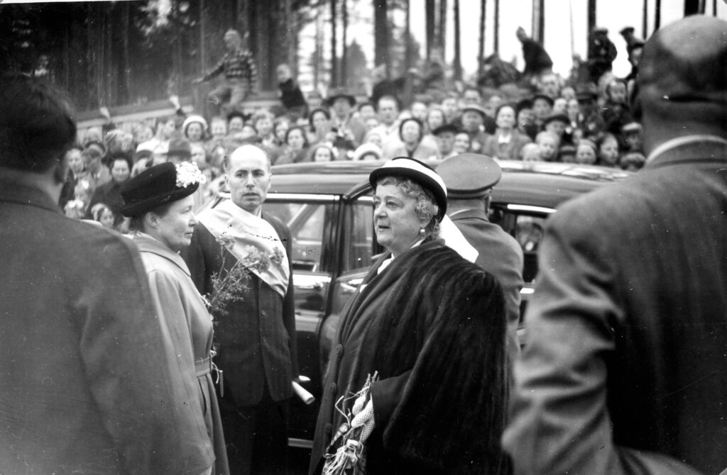 Rouva Alli Paasikivi saapuu Jyväskylään koulun suurjuhlille kesäkuussa 1951.