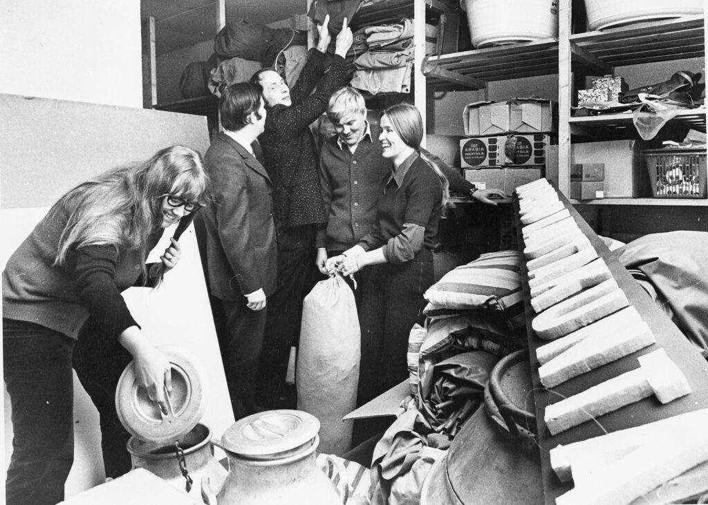 Nuorisolautakunta vierailemassa Porin kaupungin lainavälinevarastossa vuonna 1972.