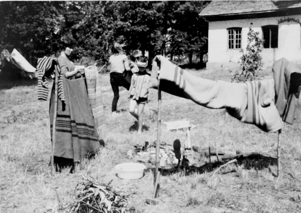 Naantalilaisten kesäleirillä 1966 sateessa kastuneet villahuovat ovat auringossa kuivumassa.